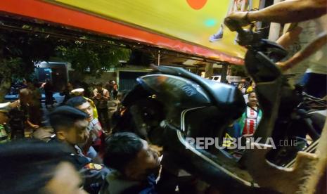 Polisi dibantu warga mengevakuasi sepeda motor yang tertabrak truk blong di simpang exit tol Bawen, Kecamatan Bawen, Kabupaten Semarang. Tiga orang meninggal dunia dalam kecelakaan yang diduga dipicu truk yang mengalami rem blong.Sabtu (23/9/2023).