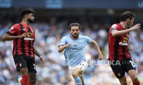  Bernardo Silva (tengah) dari Manchester City beraksi selama pertandingan sepak bola Liga Premier Inggris antara Manchester City dan AFC Bournemouth di Manchester, Inggris, 13 Agustus 2022.