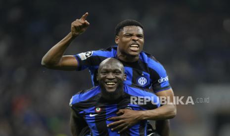 Pemain Inter Milan Romelu Lukaku dan Denzel Dumfries melakukan selebrasi pada akhir pertandingan sepak bola leg kedua semifinal Liga Champions antara Inter Milan dan AC Milan di stadion San Siro di Milan, Italia, Rabu, (17/5/2023) dini hari WIB.