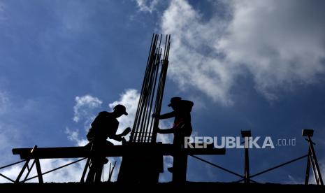 Pekerja menyelesaikan salah satu gedung bertingkat di Makassar, Sulawesi Selatan, Senin (8/6/2020). Pemerintah akan membuka dan menggerakkan kembali sejumlah sektor ekonomi diantaranya sektor pertambangan, perminyakan, industri, konstruksi, perkebunan, pertanian, peternakan, perikanan, logistik dan transportasi barang tersebut dalam rangka pelaksanaan program masyarakat produktif aman COVID-19 atau dikenal sebagai normal baru di 102 kabupaten/kota