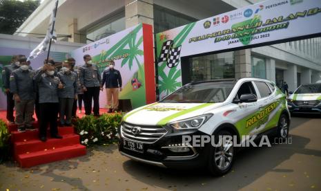 Menteri Energi dan Sumber Daya Mineral (ESDM) Arifin Tasrif (pegang bendera) meluncurkan uji jalan penggunaan B40 pada kendaraan di halaman Kementerian ESDM, Jakarta, Rabu (27/7/2022). Uji jalan kendaraan dengan bahan bakar biodiesel campuran minyak sawit 40 (B40) tersebut menempuh jarak mencapai 50 ribu km dan 40 ribu km sebagai upaya pemerintah untuk percepatan pengembangan energi baru terbarukan.