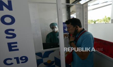 Calon penumpang meniupkan nafas ke dalam kantong untuk di tes menggunakan alat GeNose C19 di Bandara Radin Inten II Lampung Selatan, Lampung, Senin (19/4/2021). Pembukaan layanan Posko GeNose C19 bagi calon penumpang di Bandara tersebut sebagai upaya pencegahan penyebaran COVID-19 serta memudahkan calon penumpang dalam melengkapi persyaratan penerbangan dengan tarif Rp40 ribu. 