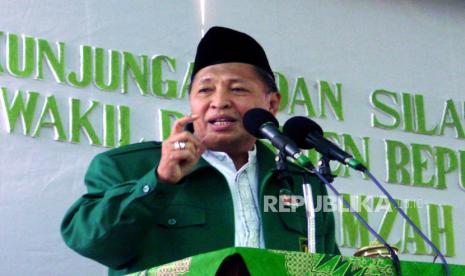 Wakil Presiden yang juga Ketua Umum DPP Partai Persatuan Pembangunan (PPP) Hamzah Haz memberikan ceramah dihadapan sekitar 1.000 peserta silaturrahmi di Pesantren Raudlatul Banin wal Banat Kecamatan Wonocolo, Surabaya, Rabu (15/9). Pada kesempatan itu, Hamzah Haz juga berpamitan karena akan segera mengkhiri jabatannya sebagai Wapres. 