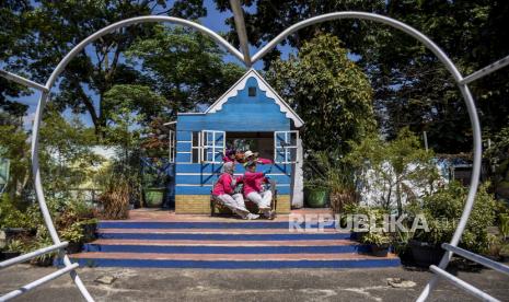 Pengunjung berswafoto di kawasan wisata Kampoeng Tulip di Jalan Pasir Pogor Raya, Ciwastra, Kota Bandung. Jelang libur panjang akhir Oktober, Kota Bandung terapkan standar potokol kesehatan yang ketat bagi pewisata dan tempat wisata.