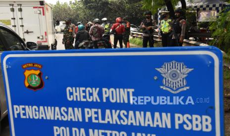 Petugas memeriksa Surat Izin Keluar Masuk (SIKM) Jakarta terhadap pengendara kendaraan bermotor yang melintas menuju Jakarta di perbatasan wilayah, Depok, Jawa Barat, Rabu (27/5/2020). Pemprov DKI Jakarta memberlakukan kebijakan SIKM Jakarta untuk mencegah potensi gelombang kedua COVID-19 di ibu kota