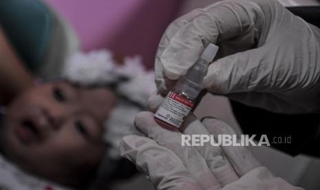 Petugas kesehatan menyiapkan vaksin polio di Puskesmas Dago, Jalan Ir H Juanda, Coblong, Kota Bandung, Senin (21/11/2022). Kementerian Kesehatan menyatakan bahwa Indonesia tengah menghadapi risiko tinggi Kejadian Luar Biasa (KLB) Polio. Hal tersebut disebabkan oleh cakupan imunisasi polio yang rendah di 30 Provinsi dan 415 kabupaten/kota serta temuan satu kasus polio tipe 2 di Kabupaten Pidie, Aceh. Republika/Abdan Syakura