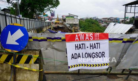 Kondisi Jembatan Cikereteg di Jalan Raya Bogor-Sukabumi, Kecamatan Caringin, Kabupaten Bogor yang ambles. 