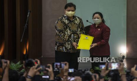 Ketua DPR Puan Maharani (kanan) berfoto bersama Ketua Umum DPP Partai Golkar Airlangga Hartarto (kiri) dengan menunjukkan dokumen seusai menyampaikan keterangan pers terkait Penggantian Antarwaktu Pimpinan DPR untukFfraksi Partai Golkar di Kompleks Parlemen, Senayan, Jakarta, Rabu (29/9/2021). Partai Golkar menunjuk Sekjen Partai Golkar/anggota DPR Fraksi Partai Golkar Lodewijk F Paulus sebagai calon pengganti antarwaktu Pimpinan DPR/Wakil Ketua DPR untuk menggantikan Azis Syamsuddin yang telah mengundurkan diri karena terjerat dugaan kasus korupsi. 