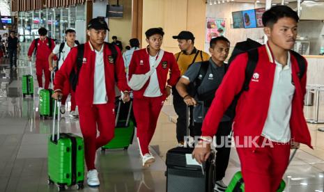 Sejumlah pesepak bola Timnas Indonesia U-17 berjalan menuju pintu masuk ke pesawat tujuan Surabaya di Bandara Soekarno Hatta, Tangerang, Banten, Jumat (3/11/2023). Timnas asuhan Bima Sakti tersebut berada dalam Grup A ajang Piala Dunia U-17 bersama Ekuador, Panama serta Maroko dan akan mulai menjalani pertandingan fase grup pada 10 November 2023 di Stadion Gelora Bung Tomo (GBT) Surabaya. 