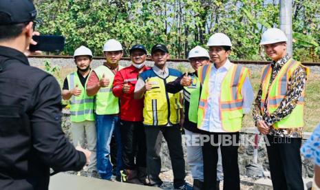 Presiden Joko Widodo saat meninjau rekonstruksi Jalan Raya Surakarta-Gemolong-Purwodadi di Kabupaten Sragen, Provinsi Jawa Tengah pada Ahad (23/7/2023). Tampak mendampingi Jokowi yaitu Menteri Pekerjaan Umum dan Perumahan Rakyat Basuki Hadimuljono, Gubernur Jawa Tengah Ganjar Pranowo, dan Bupati Sragen Kusnidar Untung Yuni Sukowati.