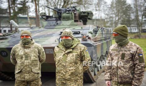 Tentara Ukraina Vitaliy dan Anatoly (kiri) dan seorang penerjemah menjawab pertanyaan media di depan kendaraan tempur infanteri Marder di area pelatihan pasukan Jerman Bundeswehr di Munster, Jerman, Senin, 20 Februari 2023. Kunjungan Menteri Pertahanan Jerman Boris Pistorius pelatihan tentara Ukraina di tank tempur utama Leopard dan kendaraan tempur infanteri Marder di area pelatihan.