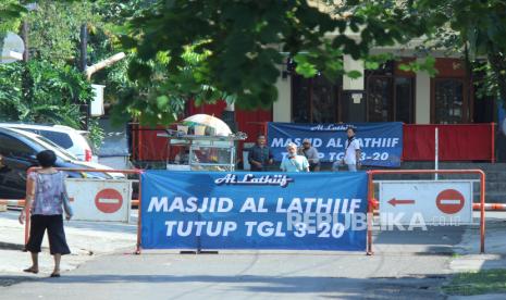 Sebuah tulisan masjid ditutup sementara dipasang di jalan masuk Masjid Al Lathiif, Cihapit, Kota Bandung, Jumat (2/7). Pemerintah menerapkan PPKM darurat, salah satu poinnya menutup sementara tempat ibadah mulai 3 hingga 20 Juli 2021.