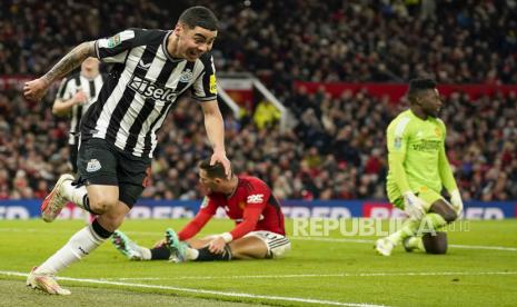 Miguel Almiron dari Newcastle (kiri) melakukan selebrasi setelah mencetak gol pembuka timnya pada pertandingan sepak bola putaran keempat Piala EFL antara Manchester United dan Newcastle di stadion Old Trafford di Manchester, Inggris, Kamis (2/11/2023) dini hari WIB.