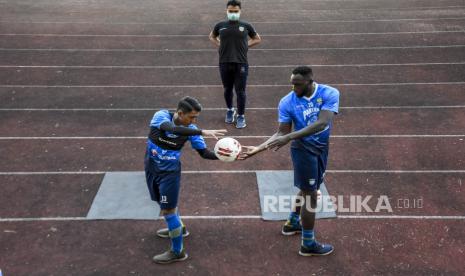 Gelandang Persib Bandung Febri Hariyadi (kiri) bersama penyerang Persib Bandung Geoffrey Castillion (kanan) menjalani sesi latihan di Stadion Gelora Bandung Lautan Api (GBLA), Kota Bandung, Selasa (25/8). Tim Persib Bandung kembali menggelar latihan untuk mengembalikan stamina dan kerja sama tim sebagai persiapan kompetisi Liga Indonesia jika dimulai kembali usai dihentikan sementara akibat pandemi Covid-19. Foto: Abdan Syakura/Republika