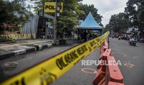 Pengendara melintas di depan Mapolsek Astana Anyar,  Jalan Astana Anyar, Kota Bandung, Kamis (8/12/2022). Markas Kepolisian Sektor (Mapolsek) Astana Anyar ditutupi pagar seng pascaledakan bom bunuh diri yang terjadi pada Rabu (7/12/2022). Selain itu, seluruh pelayanan di Mapolsek Astana Anyar dialihkan sementara ke Polrestabes Bandung. Republika/Abdan Syakura