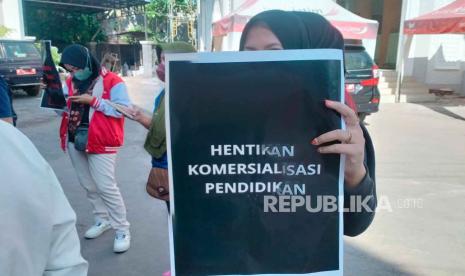 Sejumlah orang tua/wali murid melaksanakan aksi simbolik di depan Kantor Dinas Pendidikan dan Kebudayaan (Disdikbud) Kota Malang, Jumat (23/6/2023). Kegiatan ini ditunjukkan untuk menyampaikan keluhan atas hasil PPDB tingkat SMP. 