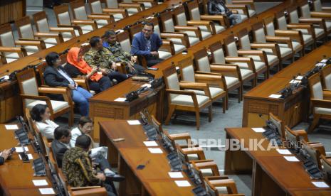 Anggota DPR mengikuti rapat paripurna DPR ke-15 masa persidangan IV tahun 2023-2024 di Gedung DPR, Kompleks Parlemen, Senayan, Jakarta, Kamis (4/4/2024). Rapat Paripurna sebelum libur lebaran tersebut beragendakan Laporan Komisi III DPR terhadap hasil uji kelayakan atau fit and proper test calon Anggota Lembaga Perlindungan Saksi dan Korban (LPSK) masa kabatan 2024-2029, dilanjutkan dengan Pengambilan Keputusan serta pidato Ketua DPR pada Penutupan Masa Persidangan IV Tahun Sidang 2023-2024.