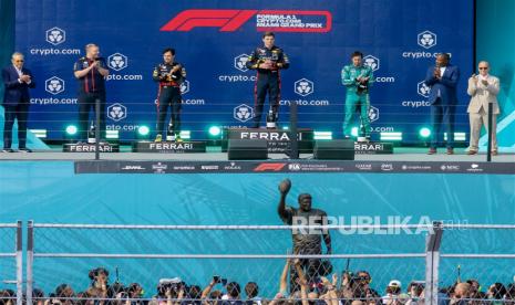 Formula E 2023. Panitia penyelenggara Formula E Jakarta 2023 menyiapkan bus wara-wiri untuk menghadapi kepadatan pengunjung Taman Impian Jaya Ancol, Jakarta Utara, saat libur panjang (long weekend).