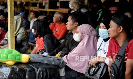 Calon penumpang memadati area terminal saat menunggu bus jurusan Sumatera di Terminal bayangan bus AKAP Pondok Pinang, Jakarta, Selasa (12/7/2022). Presiden Joko Widodo kembali mengimbau masyarakat untuk kembali menggunakan masker baik di dalam dan luar ruangan juga mengimbau pemerintah daerah untuk menggencarkan vaksinasi booster mengingat jumlah kasus covid-19 di Indonesia kembali melonjak pada Juni lalu sejak kemunculan subvarian omicron BA.4 dan BA.5. Republika/Thoudy Badai