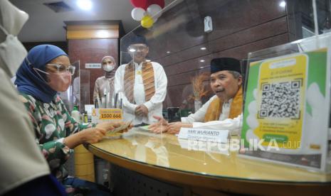 Direktur Utama KB Bukopin Syariah (KBBS) Hari Wurianto (kanan) didampingi Kepala Departemen Operasi dan Pelayanan Nasabah KBBS Hendy Budhiarto (kiri) berbincang saat melayani nasabah di di Kantor Pusat KB Bukopin Syariah, Jakarta, Senin (5/9/2022). KBBS memberikan pelayanan ekstra (service day) kepada nasabah yang melakukan transaksi di seluruh outlet KBBS. Program ini dalam rangka memperingati Hari Pelanggan Nasional.  Foto: Tahta Aidilla/ Republika.