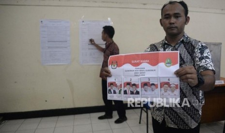 Panitia melakukan perhitungan suara di TPS 93 Lembaga Pemasyarakatan Kelas IIA Bekasi, Jawa Barat, Rabu (27/6).