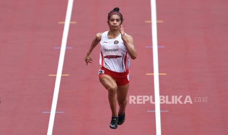 Sprinter Indonesia Alvin Tehupeiory berlari dalam babak pertama 100 meter putri cabang atletik Olimpiade Tokyo 2020 di Stadion Olimpiade Tokyo, Jepang, Jumat (30/7/2021). Alvin gagal menuju babak semifinal setelah menempati posisi terakhir dari delapan peserta dengan catatan waktu 11,92 detik.