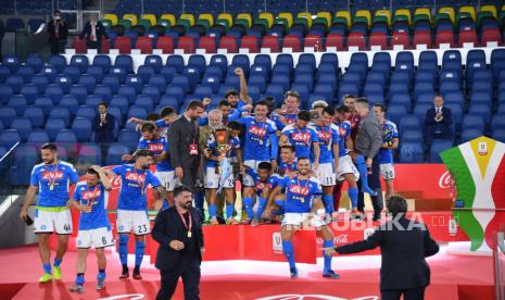 Para pemain Napoli merayakan keberhasilan meraih gelar juara Coppa Italai 2019/2020 setelah mengempaskan Juventus via adu penalti.