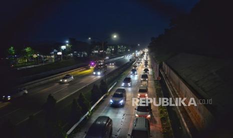 Kendaraan pemudik melintas di ruas Tol Cikopo-Palimanan, Subang, Jawa Barat, Sabtu (6/4/2024). 