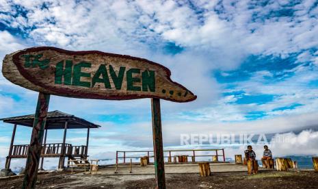 Dua orang pengunjung menikmati pemandangan di puncak The Heaven Ifar Gunung, Kabupaten Jayapura, Papua, Sabtu (24/10/20). Destinasi wisata The Heaven berada di Ifar Gunung lingkungan Resimen Induk Daerah Militer (Rindam) XVII Cenderawasih dengan ketinggian 325 meter diatas permukaan laut, menjadi pilihan masyarakat untuk menikmati panorama serta keindahan pemandangan Danau Sentani, Bandara Dortheys Hiyo Eluay bahkan pusat Kota Sentani, Kabupaten Jayapura. ANTARA FOTO/Indrayadi TH/hp.