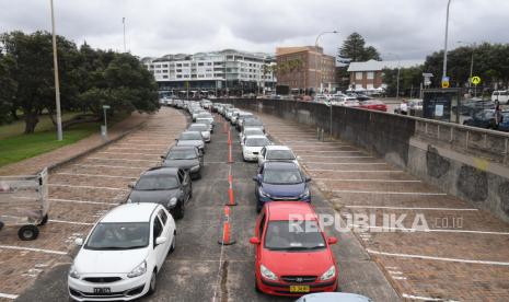  Antrean kendaraan untuk tes COVID-19 di klinik pengujian drive-thru di Australia. Negara bagian terpadat di Australia pada Senin (21/12) melaporkan peningkatan jumlah kasus Covid-19 harian terendah dalam tiga hari terakhir. Ini memicu optimisme dengan kehati-hatian bahwa pihak berwenang telah dapat mengendalikan wabah di pinggiran pantai utara Sydney.