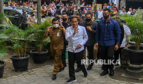 Presiden Joko Widodo (tengah) didampingi Pj Wali Kota Pekanbaru Muflihun (kiri) tiba di Pasar Wisata Pasar Bawah, Pekanbaru, Riau, Rabu (4/1/2023). Presiden dalam kunjungan kerjanya hingga Kamis (5/1/2023) akan meresmikan Jalan Tol Pekanbaru-Bangkinang, peninjauan progres SPAM Regional Durolis di Kabupaten Rokan Hilir, serta peninjauan sekaligus penyerahan bantuan kepada pedagang Pasar Sri Mersing Kota Dumai. 