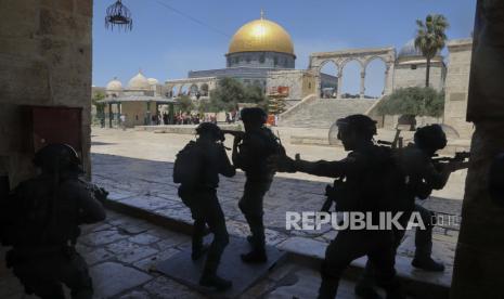 FILE - Dalam foto arsip 18 Juni 2021 ini, pasukan keamanan Israel mengambil posisi selama bentrokan dengan warga Palestina di depan Masjid Kubah Batu di kompleks Masjid Al Aqsa di Kota Tua Yerusalem. Warga Palestina dan pemukim Yahudi saling melemparkan batu, kursi, dan kembang api semalaman di lingkungan Yerusalem yang tegang di mana kelompok pemukim berusaha mengusir beberapa keluarga Palestina, kata para pejabat Selasa, 22 Juni. UEA Kecam Penyerangan Israel di Masjid Al Aqsa