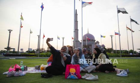  Umat Muslim Malaysia berswafoto sebelum berbuka puasa di bulan Ramadhan di depan Masjid Putra di Putrajaya, Malaysia, Senin (10/4/2023).