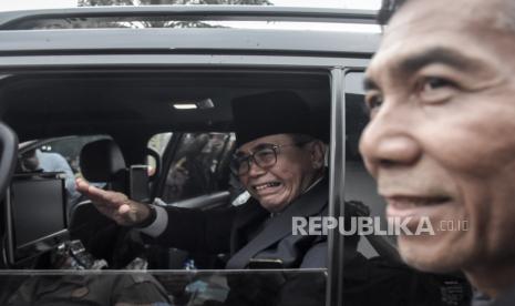 Pimpinan Pondok Pesantren Al Zaytun Panji Gumilang berada di dalam mobil usai memenuhi panggilan tim investigasi di Gedung Sate, Jalan Diponegoro, Kota Bandung, Jawa Barat, Jumat (23/6/2023). Panji Gumilang memenuhi panggilan tim investigasi bentukan Gubernur Jawa Barat Ridwan Kamil. Hal tersebut guna mengklarifikasi sejumlah isu kontroversial yang kini tengah viral terkait pondok pesantren di Indramayu tersebut.