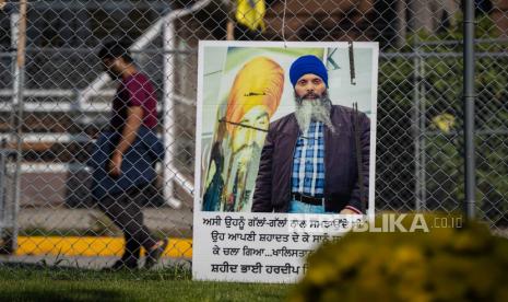 Sebuah peringatan untuk Hardeep Singh Nijjar, seorang pemimpin Sikh yang ditembak dan dibunuh awal tahun ini, dipajang di kuil  di Surrey, British Columbia, Kanada, 22 September 2023.