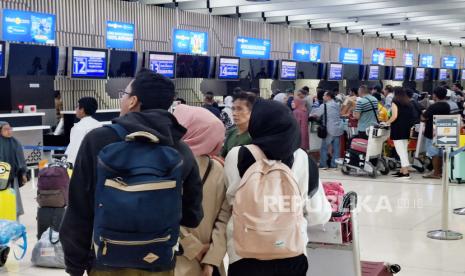 Penumpang yang akan berangkat di Terminal Keberangkatan 1A Bandara Soekarno Hatta, Tangerang, Banten, Kamis (22/2/2024). 