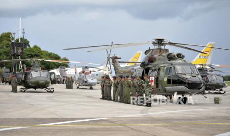 Anggota TNI AU mempersiapkan pesawat tempur dan helikopter saat apel gelar pasukan dalam rangka pengamanan VVIP Presidensi G20 di Base Ops Lanud Ngurah Rai, Badung, Bali, Senin (7/11/2022). Sebanyak 14.351 personel prajurit TNI yang terdiri dari Mabes TNI 1.063 orang, Paspampres 1.451 orang, TNI AD 6.552 orang, TNI AL 2.474 orang, TNI AU 2.811 orang yang tergabung dalam Komando Gabungan Terpadu Pengamanan Very Very Important Person (Kogabpadpam VVIP) diterjunkan untuk memastikan keamanan para kepala negara dan delegasi dalam pelaksanaan Konferensi Tingkat Tinggi (KTT) G20 dengan mengerahkan 55 kendaraan lapis baja jenis panser Anoa, 12 KRI, pesawat tempur masing-masing dua F16, Sukhoi 27 dan Sukhoi 30, serta 13 helikopter. 