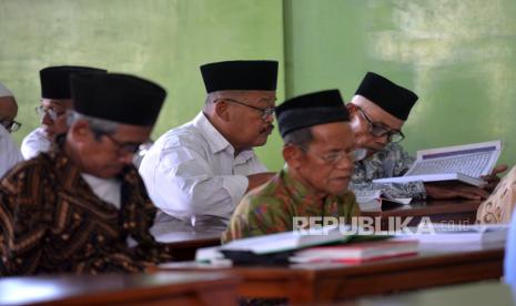 Jamaah mengikuti Semaan Alquran di Masjid Agung Magelang, Jawa Tengah, Selasa (12/4/2022). Tradisi Semaan Alquran di Masjid Agung Magelang ini sudah berlangsung sejak 1950an. Semaan Alquran dibuat seperti tadarus bersama. Satu orang terpilih akan membacakan ayat-ayat suci Al-Quran disebut hafizh. Sedangkan, jemaah lainnya menyimak bacaan dari hafizh tersebut. Semaan ini membaca Al-Quran sebanyak tiga juz setelah zuhur sampai menjelang Ashar. Mulai dari awal Ramadan sampai 23 Ramadan. Uniknya, mayoritas jamaah yang ikut Semaan ini sudah lansia.