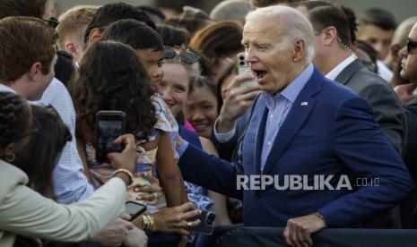  Presiden Joe Biden menyapa tamu saat acara di Gedung Putih, Washington DC pada 19 Juli 2023.  