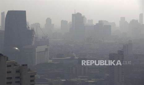  Polusi udara masih menyelimuti di Bangkok, Thailand, Jumat (27/1/2023). Menurut data Pusat Informasi Kualitas Udara Bangkok, kualitas udara di ibu kota Thailand tetap pada tingkat yang tidak aman, karena kualitas udara diperburuk oleh pembakaran pertanian dan kebakaran hutan. Departemen Pengendalian Polusi negara itu memperingatkan bahwa lebih banyak udara buruk diperkirakan terjadi di bulan Februari.