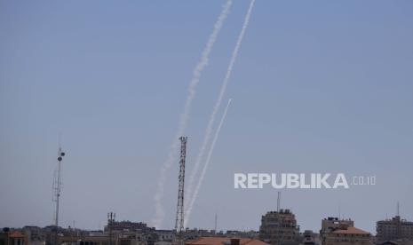 FILE - Pada Selasa ini, 18 Mei 2021. Filer, roket diluncurkan dari Jalur Gaza ke Israel. 