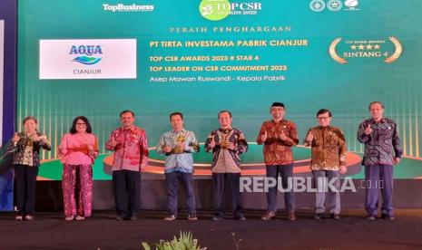 External Relations Danone-AQUA Murtijo Utomo (keempat dari kiri) dan Stakeholder Relations Manager Pabrik Aqua Cianjur Warsono (keempat dari kanan) saat menerima penghargaan TOP CSR Awards 2023, Rabu (7/6/2023).