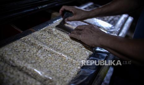 Pekerja menyelesaikan proses pembuatan tempe di tempat produksi tempe di kawasan Kuningan Barat, Jakarta, Jumat (11/6). Kementerian Pariwisata dan Ekonomi Kreatif mengusulkan makanan tempe sebagai makanan khas Indonesia menjadi warisan budaya dunia ke Organisasi Pendidikan, Keilmuan dan Kebudayaan Perserikatan Bangsa-Bangsa (UNESCO). Republika/Thoudy Badai