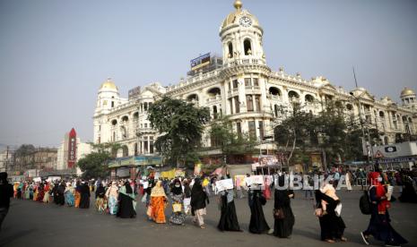 Aktivis Muslim berjalan selama unjuk rasa menentang RUU Petani di Kolkata, India Timur, 11 Desember 2020. Para petani di seluruh India menuntut pengembalian tiga RUU Agri dari Pemerintah Pusat dan RUU Listrik 2020, yang menyatakan bahwa ini bertentangan dengan kepentingan dari para petani. Ribuan petani berkumpul dan mencoba melintasi titik-titik perbatasan New Delhi yang tertutup rapat untuk mengadakan protes terhadap undang-undang pertanian baru Pemerintah. Para petani telah dihentikan oleh polisi di berbagai titik di luar perbatasan Delhi yang terhubung dengan negara bagian tetangga Haryana dan Uttar Pradesh