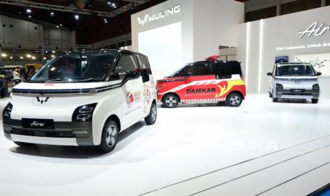 Wuling Motors (Wuling) memamerkan inovasi pengembangan platform mobil listrik Wuling Binggo, unit E300 dengan kapabilitas autonomous driving, dan Air Ev spesial di Periklindo Electric Vehicle Show (PEVS) 2023 di JIExpo Kemayoran, Jakarta, Rabu (17/5/2023). 