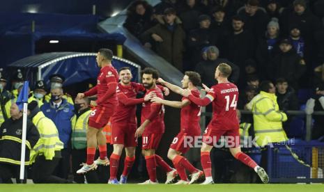 Pemain Liverpool Mohamed Salah, tengah, merayakan dengan rekan setimnya setelah mencetak gol ketiga timnya selama pertandingan sepak bola Liga Premier Inggris antara Everton dan Liverpool di Goodison Park di Liverpool, Inggris, Rabu, 1 Desember 2021. 