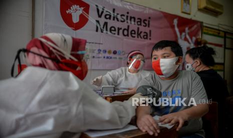 Tenaga kesehatan memeriksa tensi darah warga sebelum menyuntikan vaksin Covid-19 di SDN 05 Kembang Sepatu, Kramat, Jakarta, Selasa (17/8). Vaksinasi merdeka dengan menggunakan atribut merah putih tersebut dilakukan dalam rangka memeriahkan HUT ke-76 sekaligus mempercepat pemerataan vaksinasi guna membentuk kekebalan komunal atau herd immunity. Republika/Thoudy Badai