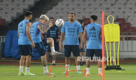 Pemain timnas Argentina mengikuti sesi latihan di Stadion Gelora Bung Karno, Senayan, Jakarta, Ahad (18/6/2023). Sesi latihan yang dipimpin langsung pelatih Argentina Lionel Scaloni itu digelar jelang laga FIFA Matchday melawan Indonesia pada Senin (19/6/2023).