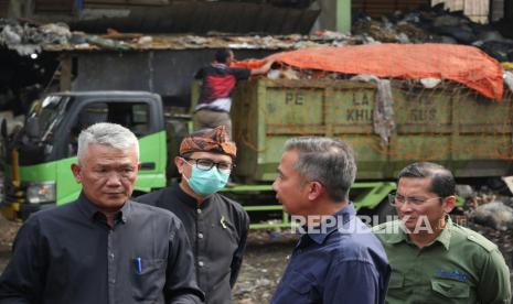 Penjabat (Pj) Wali Kota Bandung Bambang Tirtoyuliono (kiri) berbincang dengan Pj Gubernur Jawa Barat Bey Machmudin (ketiga kiri) saat meninjau TPS Taman Cibeunying, Kota Bandung, Kamis (21/9/2023). 