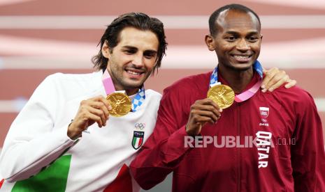  Peraih medali emas gabungan Mutaz Essa Barshim (kanan) dari Qatar dan Gianmarco Tamberi (kiri) dari Italia saat upacara medali untuk Lompat Tinggi Putra di cabang Atletik Olimpiade Tokyo 2020 di Stadion Olimpiade di Tokyo, Jepang, 02 Agustus 2021 .